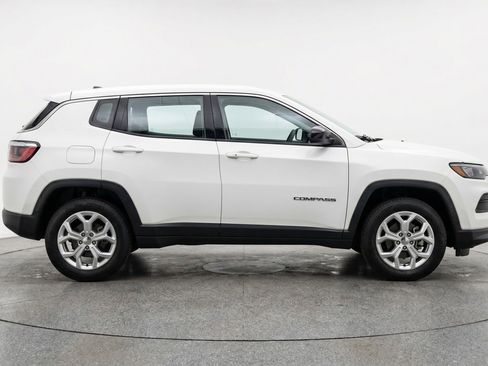 Used 2025 Jeep Compass Latitude AWD/4WD image 11