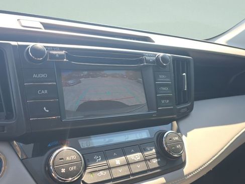 Used 2018 Toyota RAV4 LE image 14