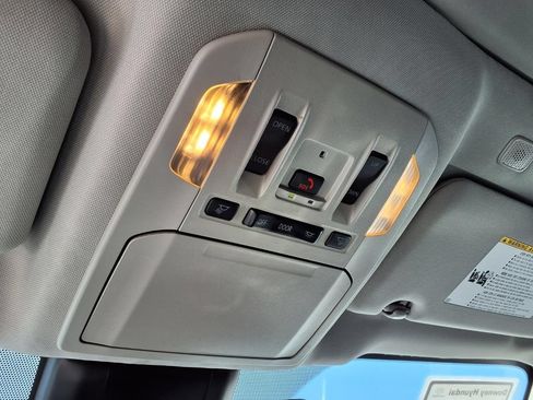 Used 2024 Toyota Highlander XLE FWD image 25