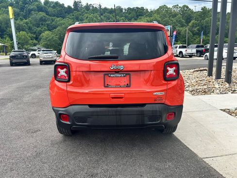 Used 2019 Jeep Renegade Latitude FWD image 4