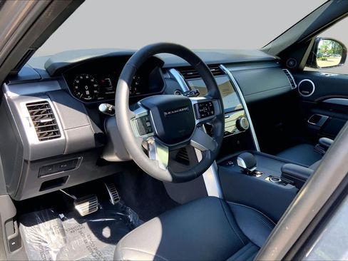 Used 2025 Land Rover Discovery Dynamic SE AWD/4WD image 16