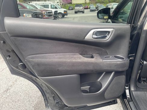 Used 2015 Nissan Pathfinder S image 19