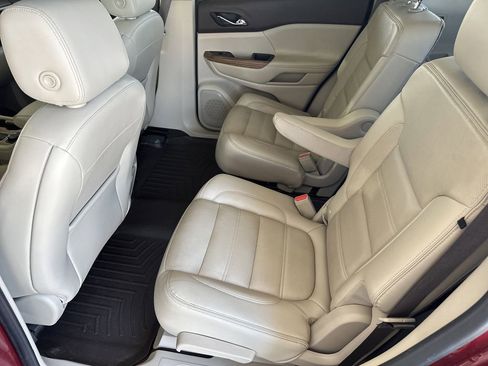 Used 2019 GMC Acadia Denali w/ Technology Package FWD image 31