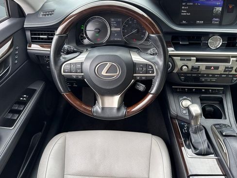 Used 2018 Lexus ES 300h w/ Luxury Package FWD image 28