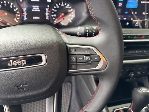 Used 2025 Jeep Compass Trailhawk image 19