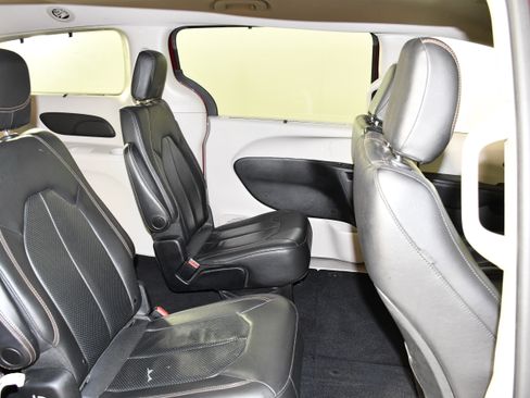 Used 2019 Chrysler Pacifica Touring-L FWD image 34