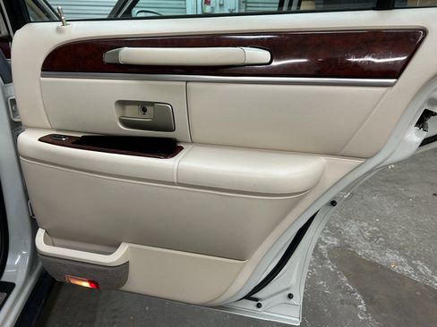 Used 2004 Lincoln Town Car Ultimate image 25