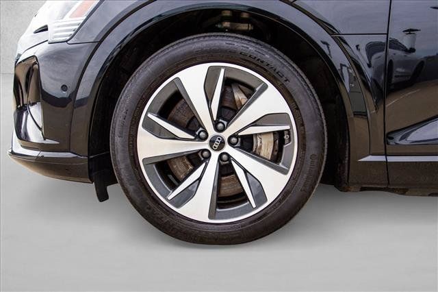 Used 2024 Audi Q8 e-tron Premium Plus AWD/4WD image 9
