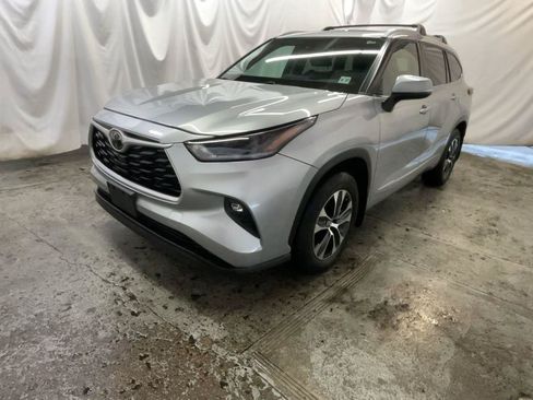 Used 2022 Toyota Highlander XLE AWD/4WD image 13