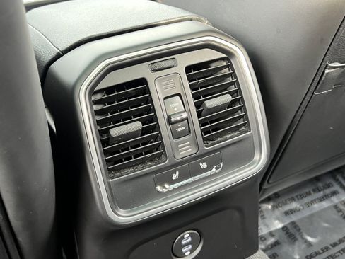 Certified 2022 Porsche Macan image 18