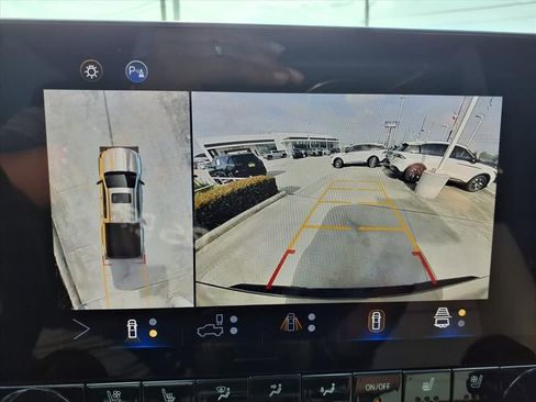 Used 2024 Chevrolet Colorado ZR2 w/ ZR2 Convenience Package III image 11