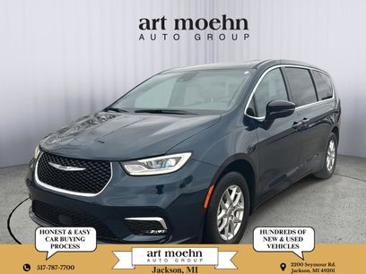 Used 2025 Chrysler Pacifica Select