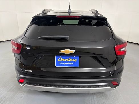 Used 2025 Chevrolet Trax LT FWD image 7