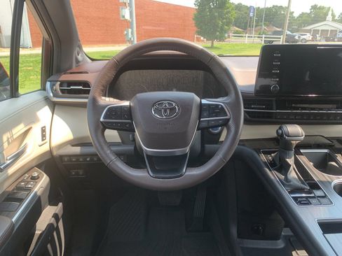 Used 2024 Toyota Sienna Platinum AWD/4WD image 18
