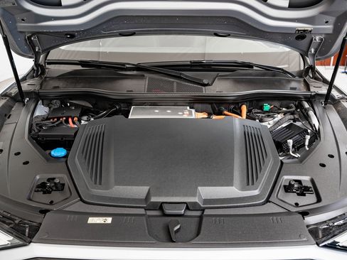 Used 2022 Audi e-tron Premium w/ Convenience Plus Package image 45