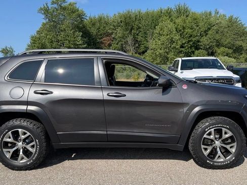 Used 2017 Jeep Cherokee Trailhawk w/ Comfort/Convenience Group AWD/4WD image 10
