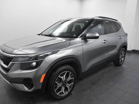 Used 2023 Kia Seltos EX image 3