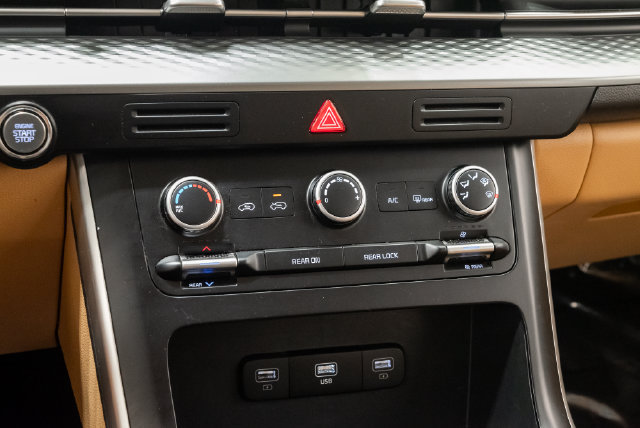 Used 2024 Kia Carnival LX FWD image 17