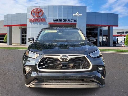 Used 2023 Toyota Highlander LE FWD image 3