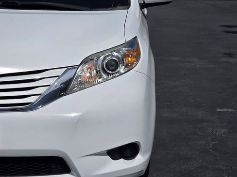 Used 2015 Toyota Sienna LE image 3