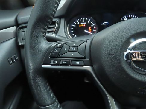 Used 2019 Nissan Rogue SV w/ Premium Package image 11