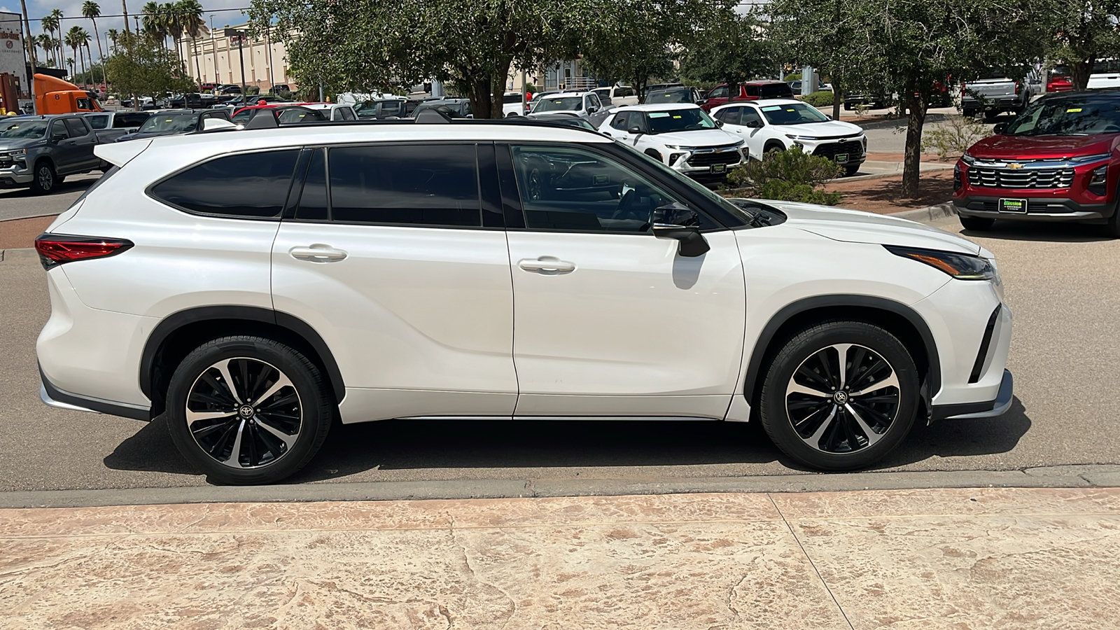 Used 2021 Toyota Highlander XSE FWD image 9