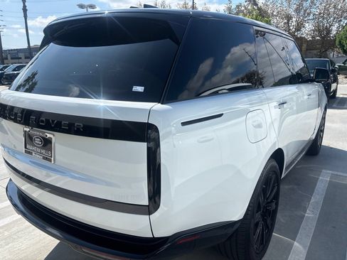 Used 2025 Land Rover Range Rover SE AWD/4WD image 3
