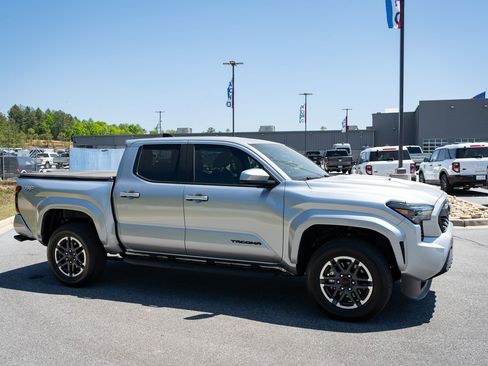 Used 2025 Toyota Tacoma TRD Sport AWD/4WD image 12
