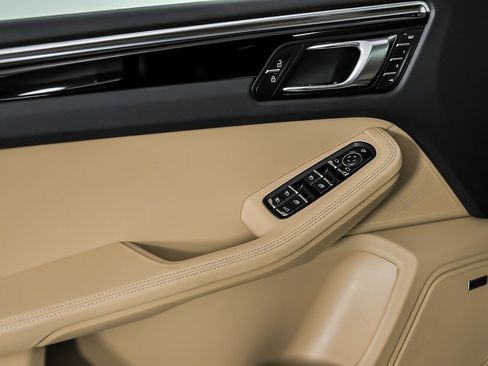 Used 2023 Porsche Macan S AWD/4WD image 18