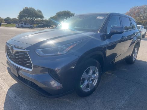 Used 2021 Toyota Highlander L image 1