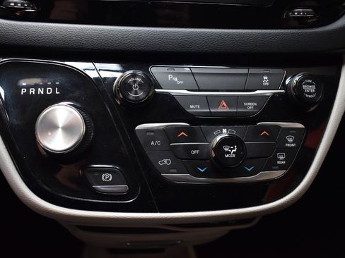 Used 2019 Chrysler Pacifica L FWD image 30