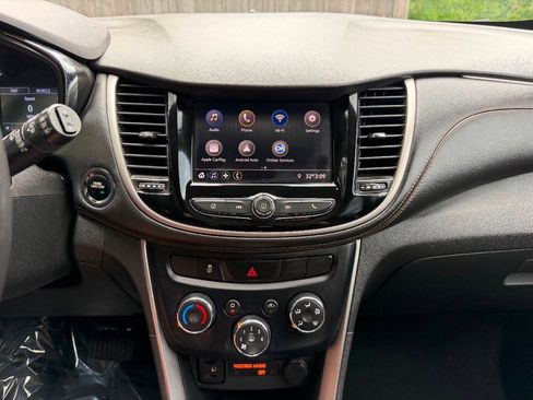 Used 2020 Chevrolet Trax LT w/ LT Convenience Package AWD/4WD image 17