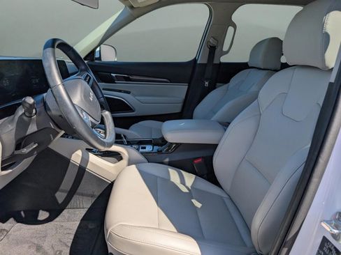 Used 2024 Kia Telluride S image 18
