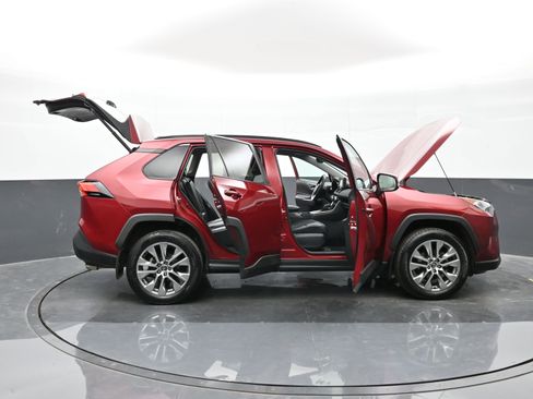 Used 2021 Toyota RAV4 XLE Premium image 47