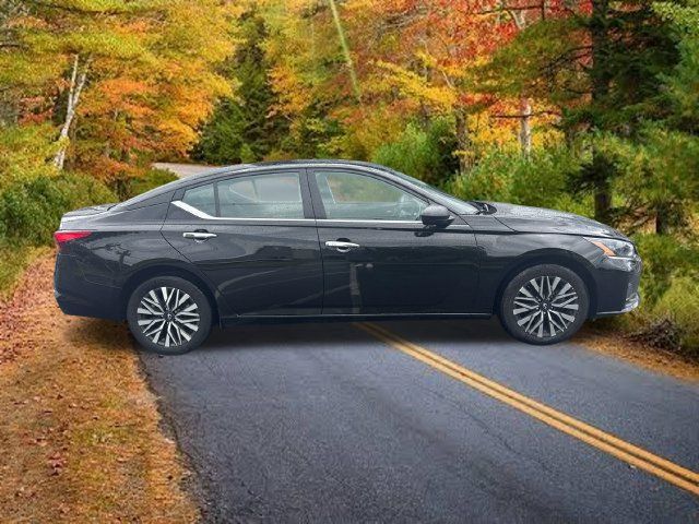 Used 2025 Nissan Altima 2.5 SV AWD/4WD image 2