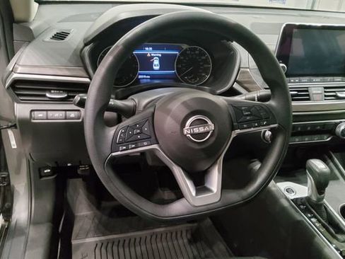 Used 2025 Nissan Altima 2.5 SV FWD image 18