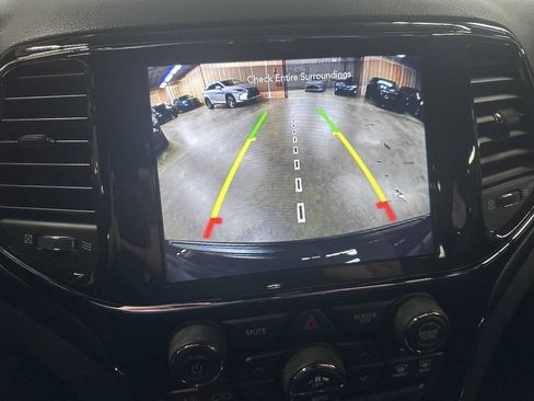 Used 2022 Jeep Grand Cherokee Laredo X AWD/4WD image 11
