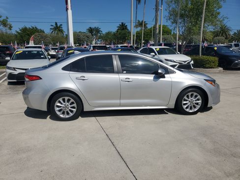 Used 2022 Toyota Corolla LE w/ LE Premium Package FWD image 2