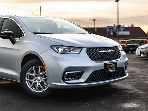 New 2026 Chrysler Pacifica Select image 3