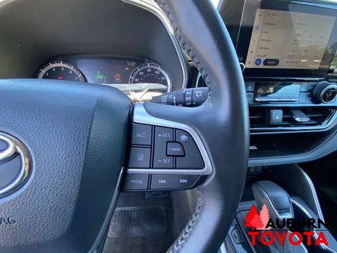 Used 2023 Toyota Highlander XLE AWD/4WD image 45