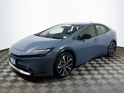 Used 2025 Toyota Prius Plug-In Hybrid FWD image 3