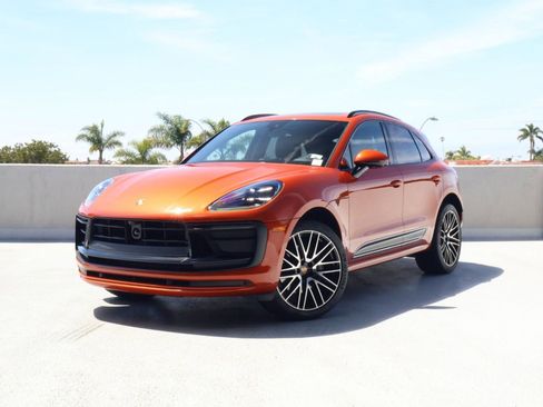 Certified 2025 Porsche Macan image 1