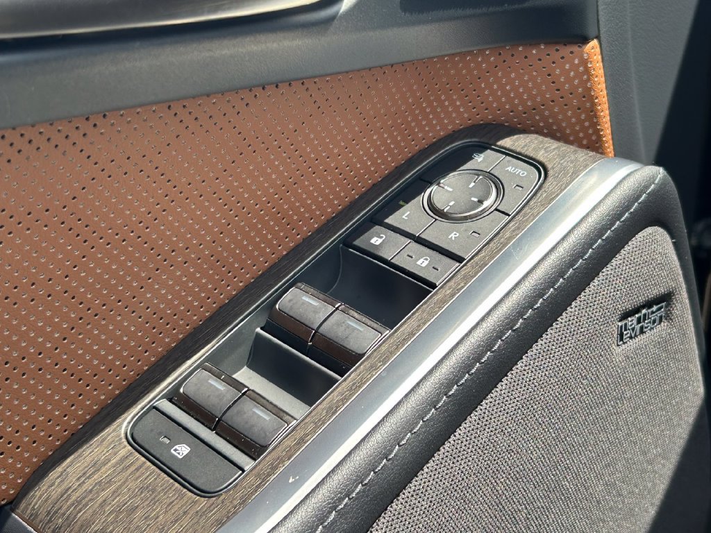 Used 2025 Lexus GX 550 w/ Accessory Package (2T) AWD/4WD image 28