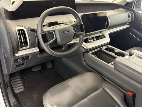 Used 2025 Ford Expedition Active image 4