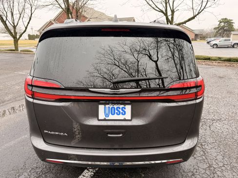 Used 2022 Chrysler Pacifica Touring-L image 4