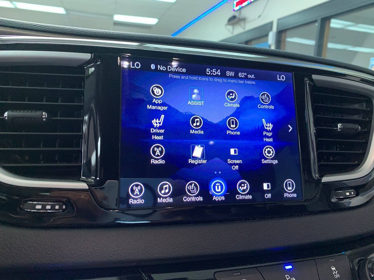 Used 2017 Chrysler Pacifica Touring-L FWD image 18