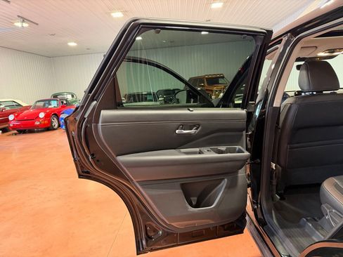 Used 2024 Nissan Pathfinder Platinum w/ Cargo Package image 14