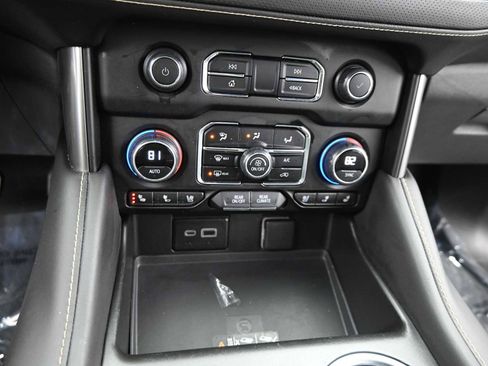 Used 2024 Chevrolet Suburban Premier image 18