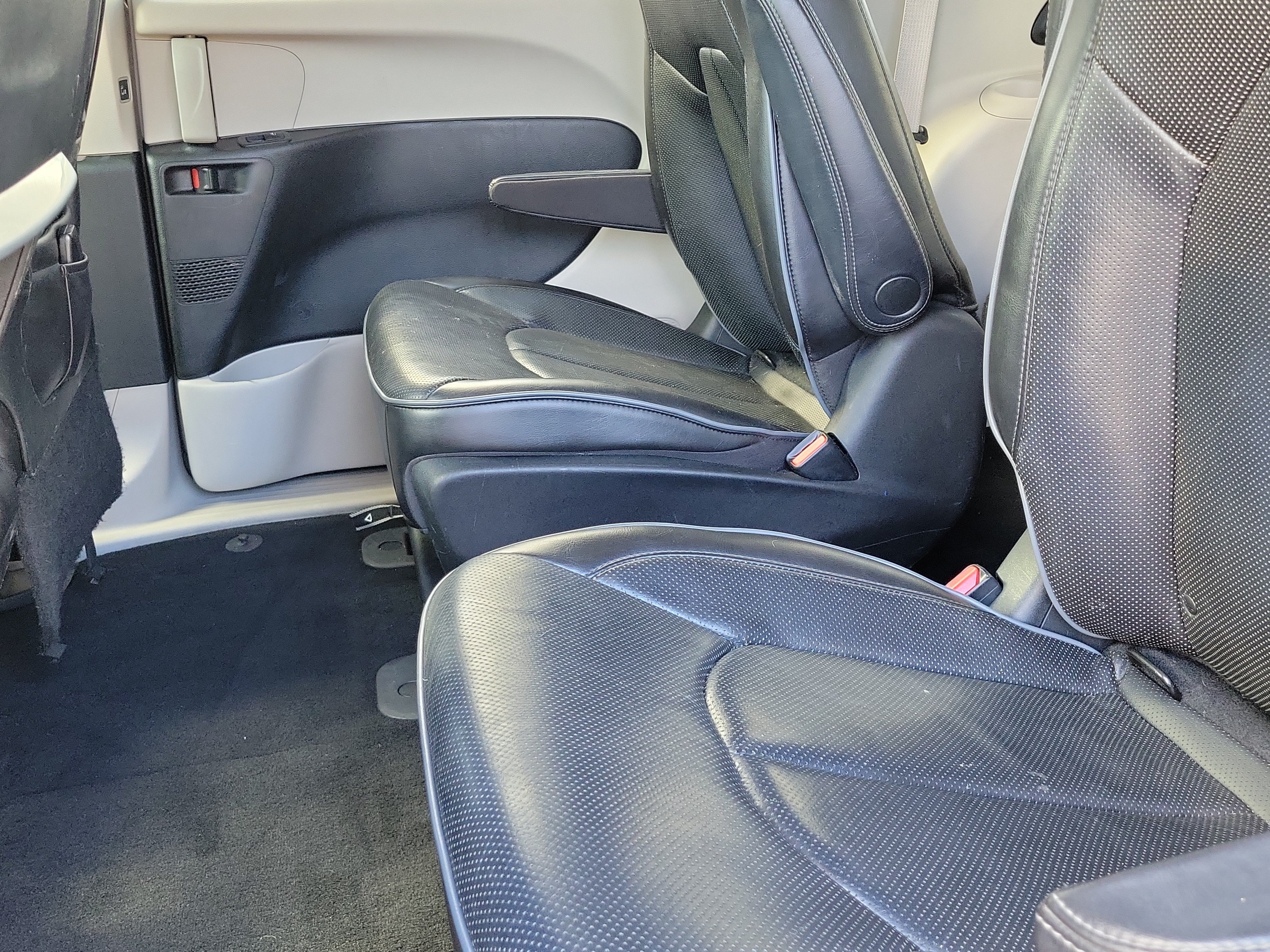 Used 2018 Chrysler Pacifica Limited w/ Advanced Safetytec Group FWD image 13