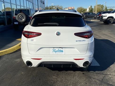 Used 2022 Alfa Romeo Stelvio Veloce image 7